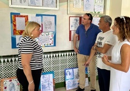 Ediles y docentes, en la inauguración de la exposición en el instituto nerjeño.