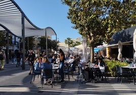 Terrazas de negocios de hostelería en la plaza Costa del Sol de Torremolinos.