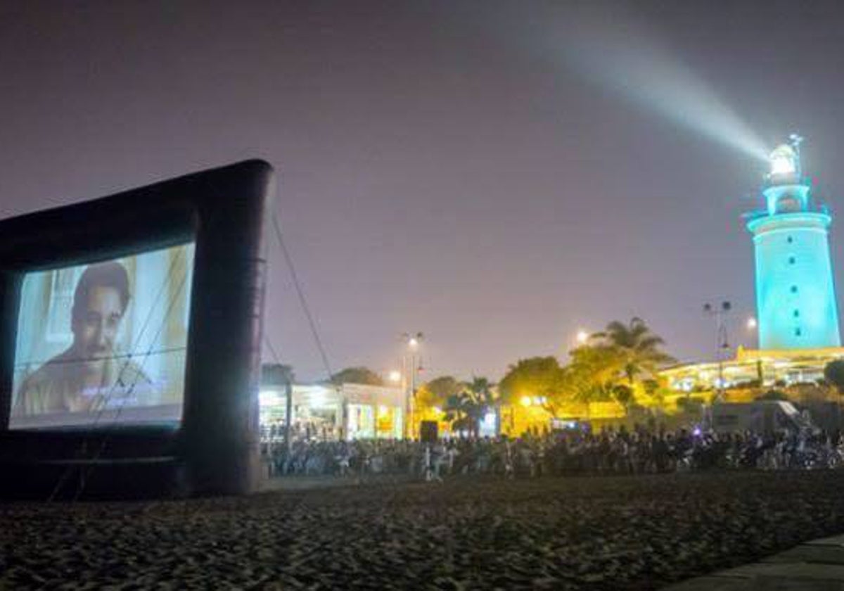 El cine en la playa de la Malagueta cuenta con numeroso público fiel en las noches de verano.