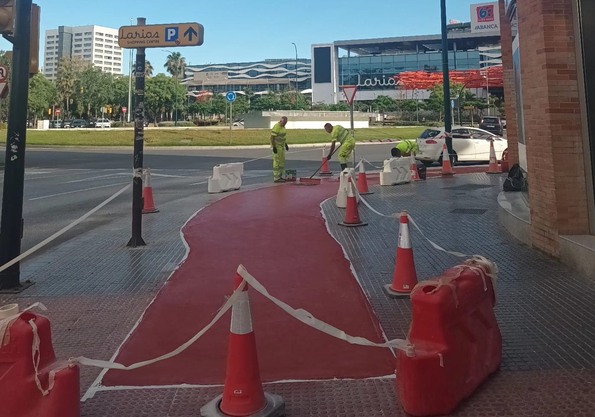 Operarios pintando el trazado de carril bici en el entorno del Perchel.