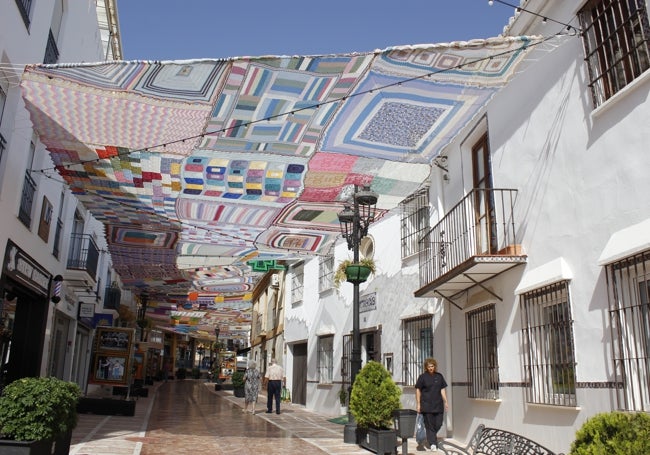 Entoldado, con piezas de crochet, elaboradas con lana reciclada, en la calle Málaga.