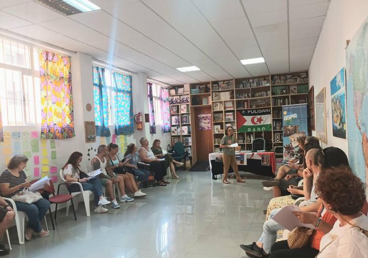 Isabel González Cobo, en la reunión con las familias de acogida.