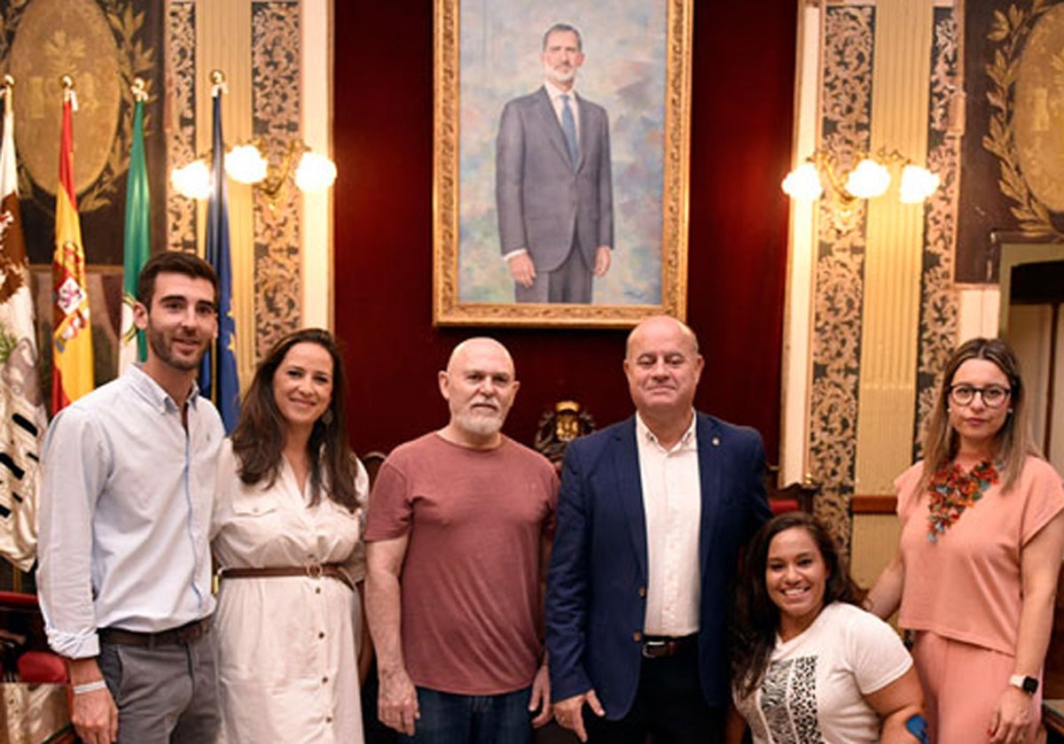 El alcalde Manuel Barón junto a Felipe Sánchez, autor del retrato de Felipe VI que preside el Salón de Plenos del Ayuntamiento