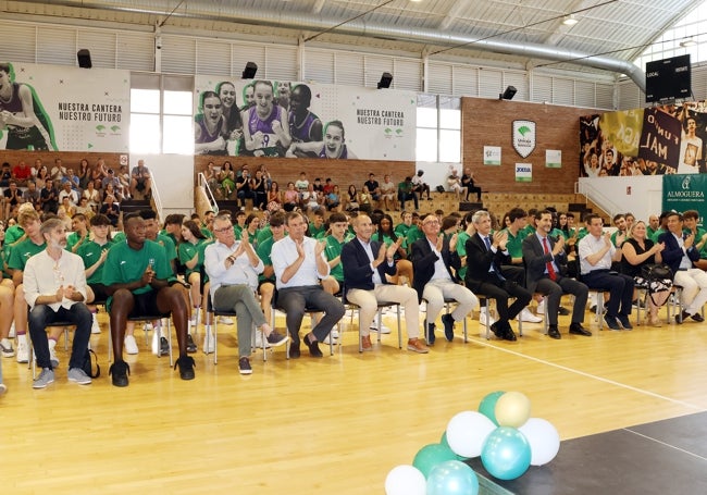 Las autoridades presentes en el acto en el pabellón José María Martín Urbano.