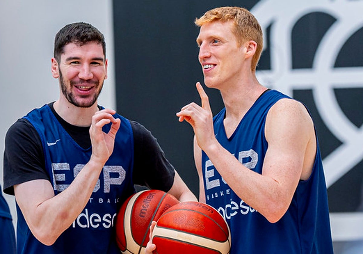 Alberto Díaz bromea con Brizuela durante un entrenamiento con la selección esta semana en Madrid.