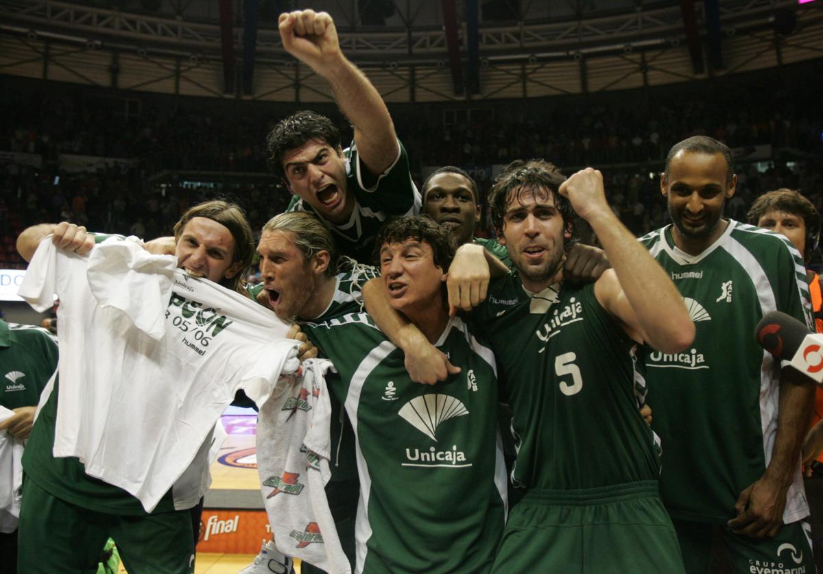 Nicevic, Herrmann, Vasileiadis, Lázaro, Pietrus, Berni y Risacher celebran el tíulo de liga sobre la pista del Buesa Arena traas vencer al TAU.