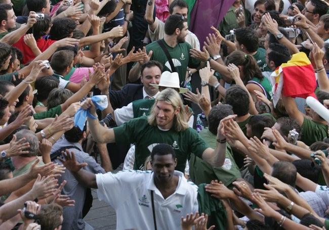 Los jugadores del Unicaja, rodeados de aficionados.