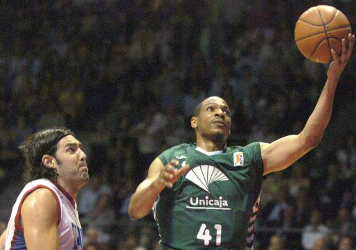 Imagen principal - En la imagen superior, Marcus Brown, uno de los líderes de aquel Unicaja. Abajo, celebración en la pista del Buesa Arena. Los aficionados se bañaron en la fuente de Las Tres Gracias.