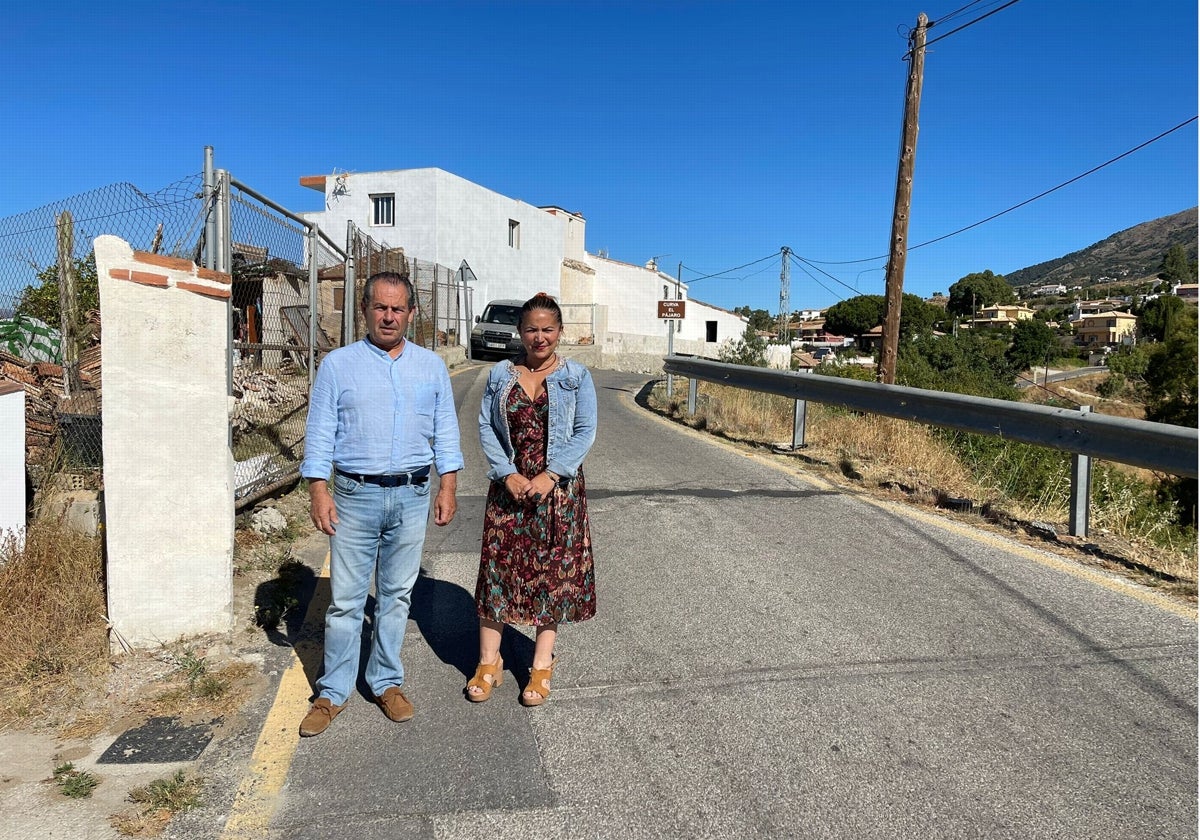 Laura Moreno y Juan Antonio Carrasco en uno de los tramos afectados.