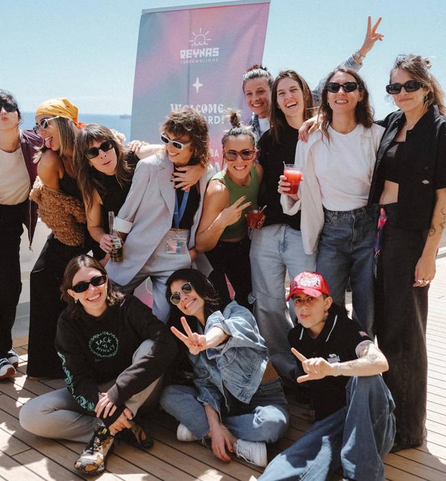El equipo entero de Reynas (formado por Rocío Morera, Patxu López, Isa Sanchez, Paqueti, Aura Sempau y Mila Moreno) junto a las artistas invitadas en la edición de 2024.