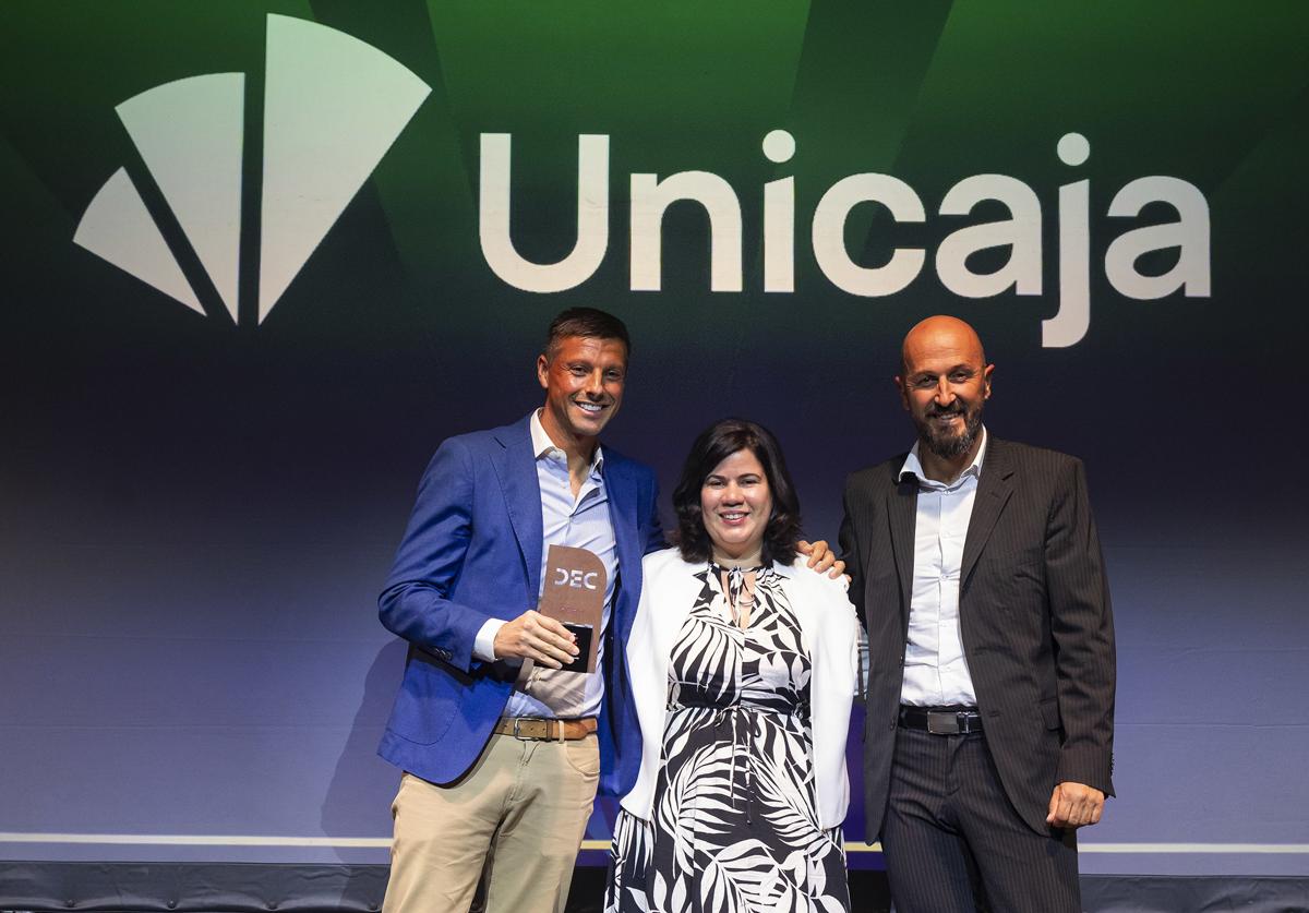 Daniel Gálvez, director de Gestión del Cambio, Dinella Aguilera, directora de Control del Fraude, y el director de Inteligencia Artificial, Javier Porras, recogiendo el premio ayer en Madrid