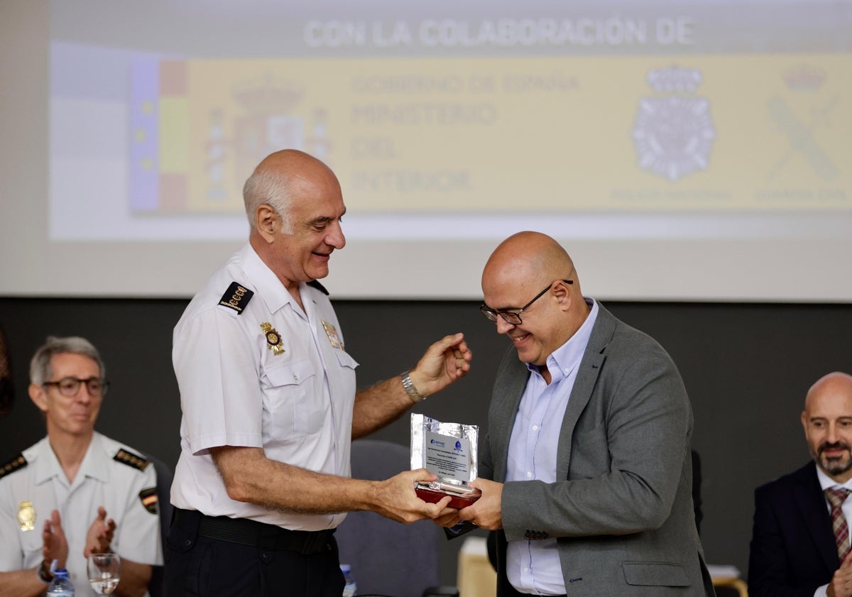 Imagen principal - El periodista Juan Cano recoge el reconocimiento otorgado a este periódico, entregado por el jefe provincial de la Policía Nacional en Málaga, Enrique Barón; imágenes del acto, que estuvo presidido por el subdelegado del Gobierno, Javier Salas.