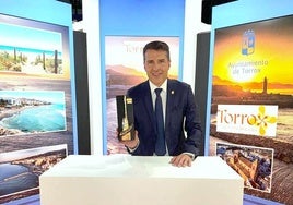 El alcalde, con el premio recogido en Madrid.