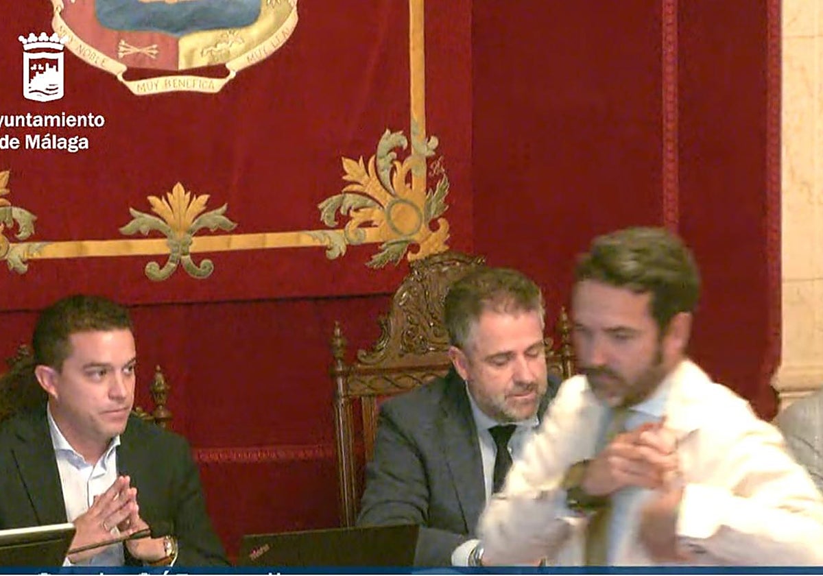 Momento en el que Jacobo Florido vuelve a su bancada tras haber ido a calmar los ánimos a la bancada de la izquierda.