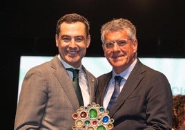 El presidente de la Junta, Juanma Moreno, entregó el premio al alcalde nerjeño, José Alberto Armijo.