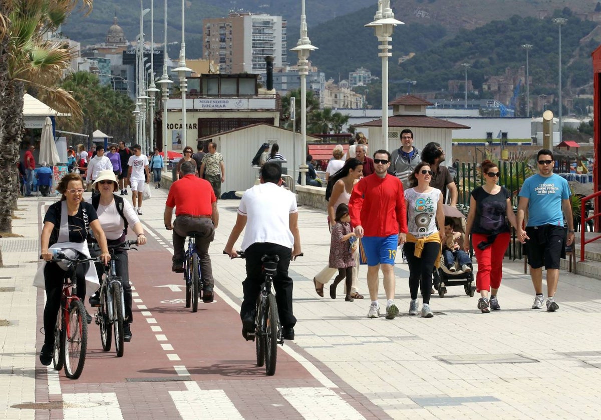 Usuarios del carril-bici en la zona del Paseo de Poniente.