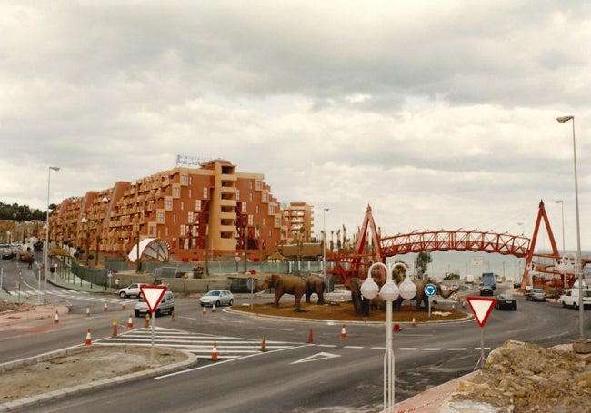 Imagen antigua de las obras del resort y de los elefantes instalados temporalmente en la rotonda.