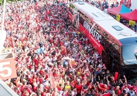 Recibimiento de los aficionados del Gimnástic al autobús del equipo en la anterior eliminatoria contra el Ceuta.
