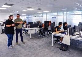 Miguel Manteca (de pie, a la derecha), junto a empleados de Hispasec en su oficina de Málaga TechPark.