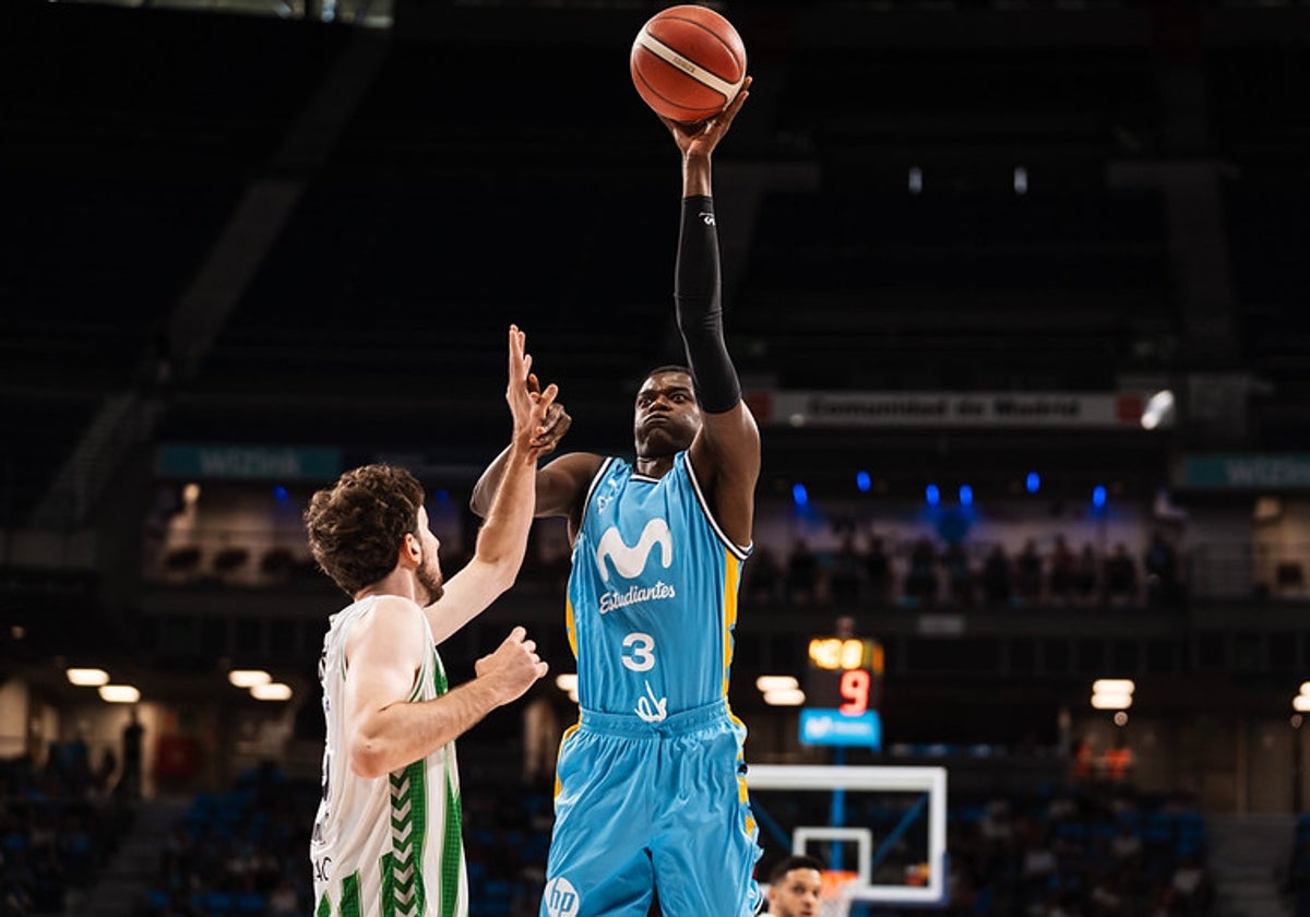 Nzosa lanza a canasta en un partido del play-off de la LEB Oro con el Estudiantes.