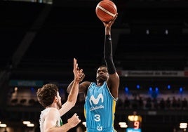 Nzosa lanza a canasta en un partido del play-off de la LEB Oro con el Estudiantes.