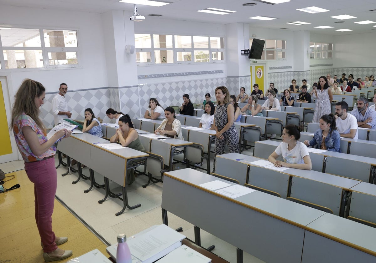 Imagen principal - La presidenta del tribunal, Ana Belén Villena, lee a los opositores las instrucciones a seguir. Candidatos, en uno de los patios de la Facultad de Derecho, donde una joven da un último repaso a los apuntes. 