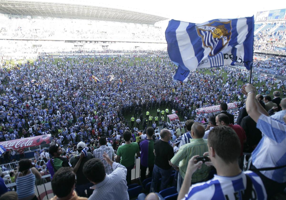 La afición del Málaga invade el terreno de juego de La Rosaleda para celebrar el ascenso a Primera División en 2008.