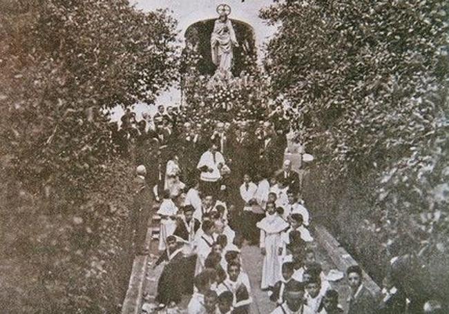 Pese a su mala calidad, la foto tiene un gran valor: la procesión del Sagrado Corazón saliendo desde San Agustín en 1915.