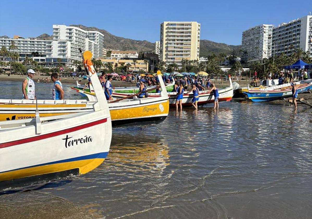 Las jábegas, preparadas para la regata.