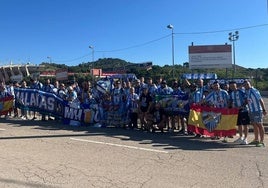 Los jugadores y Pellicer, ayer a la llegada a tierras catalanas para afrontar la final contra el Gimnástic.