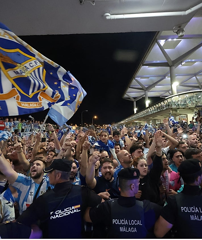 Imagen secundaria 2 - Épico recibimiento a los héroes del Málaga