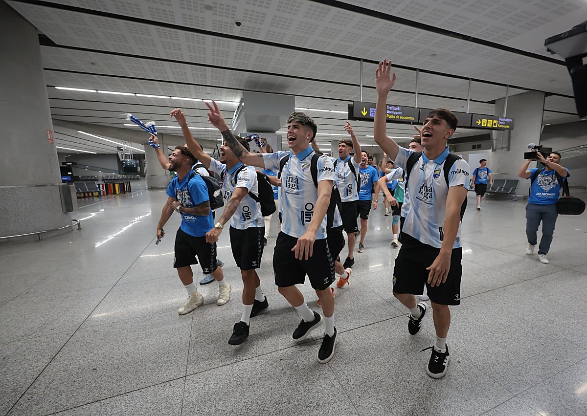 Imagen secundaria 1 - Épico recibimiento a los héroes del Málaga