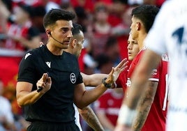 El colegiado Éder Mallo Fernández, durante el partido.