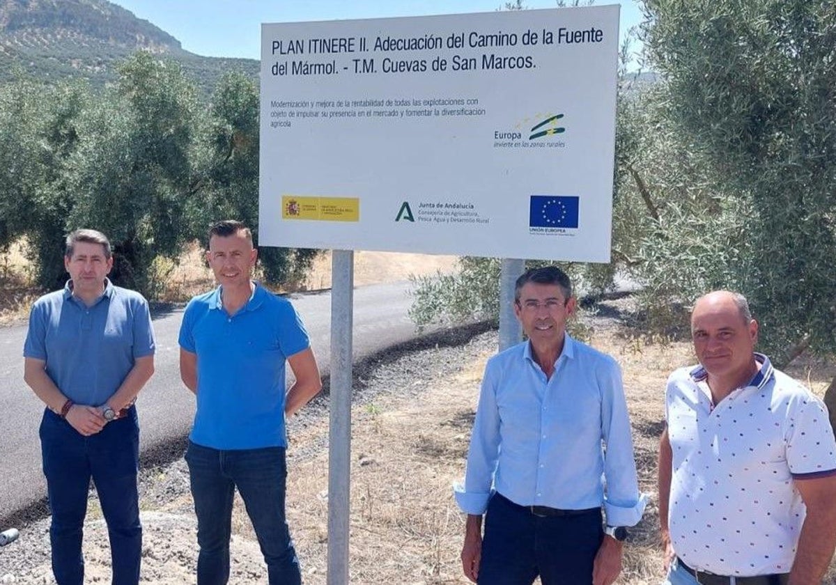 Prudencio Ginés, José María Molina, Fernando Fernández y Juna Luis Marín en el Camino de la Fuente del Mármol de Cuevas de San Marcos.