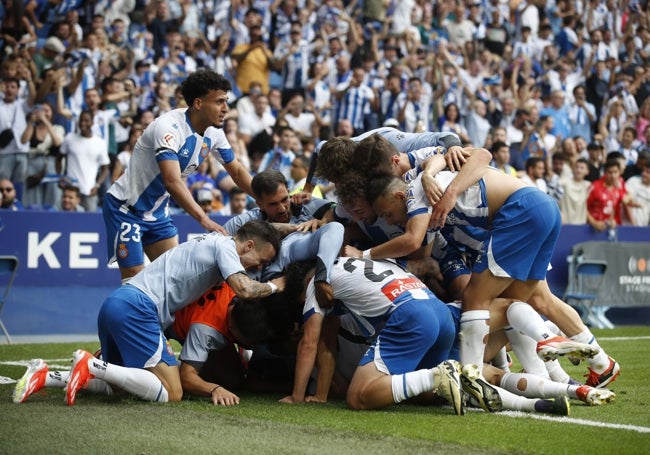 Los jugadores del Espanyol celebran uno de sus goles este domingo al Oviedo en su ascenso a Primera División.