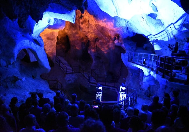 Espectáculo de luces y sonido en la Cueva del Tesoro.