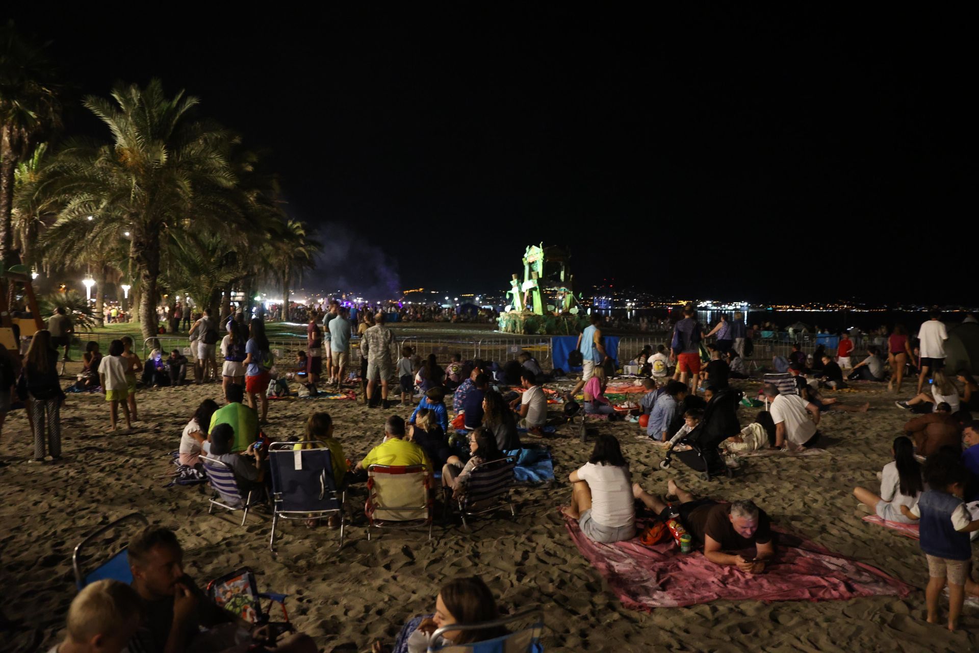 Ambiente en la playa de Huelin