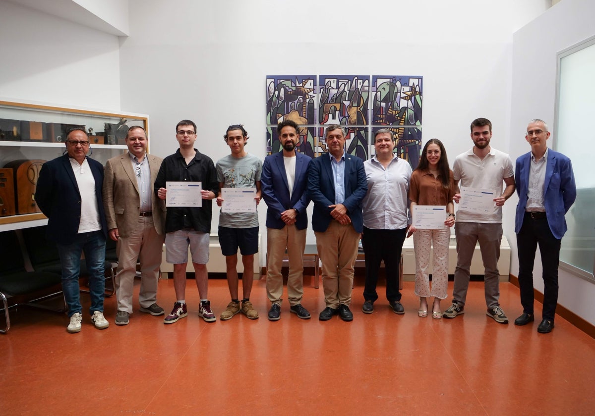 Los ganadores, con el rector, los directores de Telecomunicación, Rafael Godoy, e Industriales, Alejandro Rodríguez, y profesores.