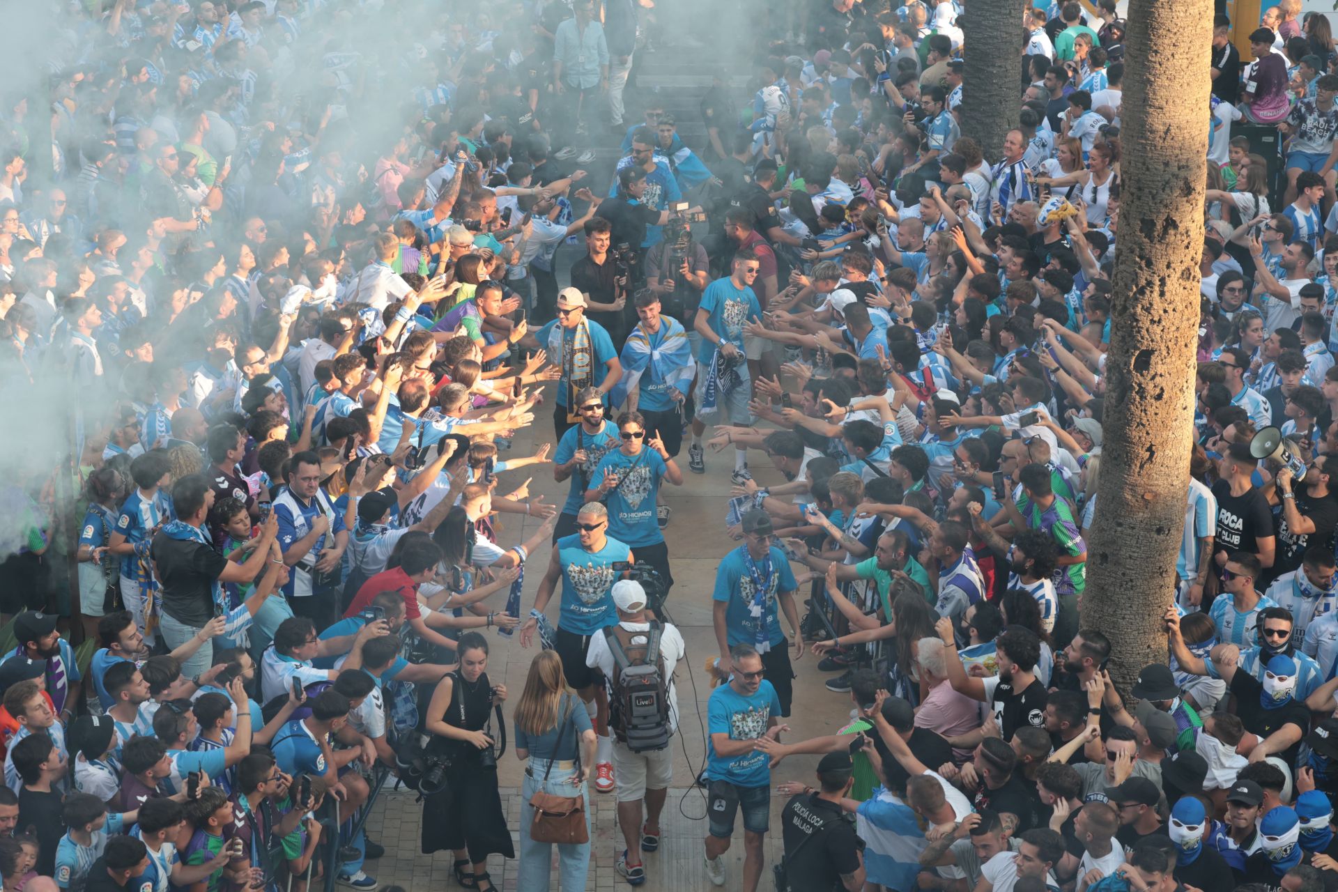 Numerosos aficionados esperaban al equipo en el Ayuntamiento, cénit de la celebración