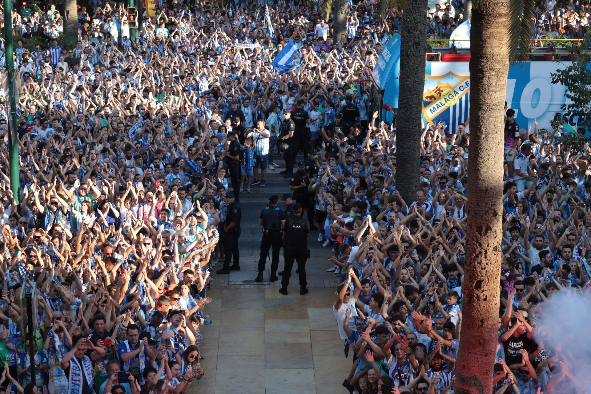 Numerosos aficionados esperaban al equipo en el Ayuntamiento, cénit de la celebración