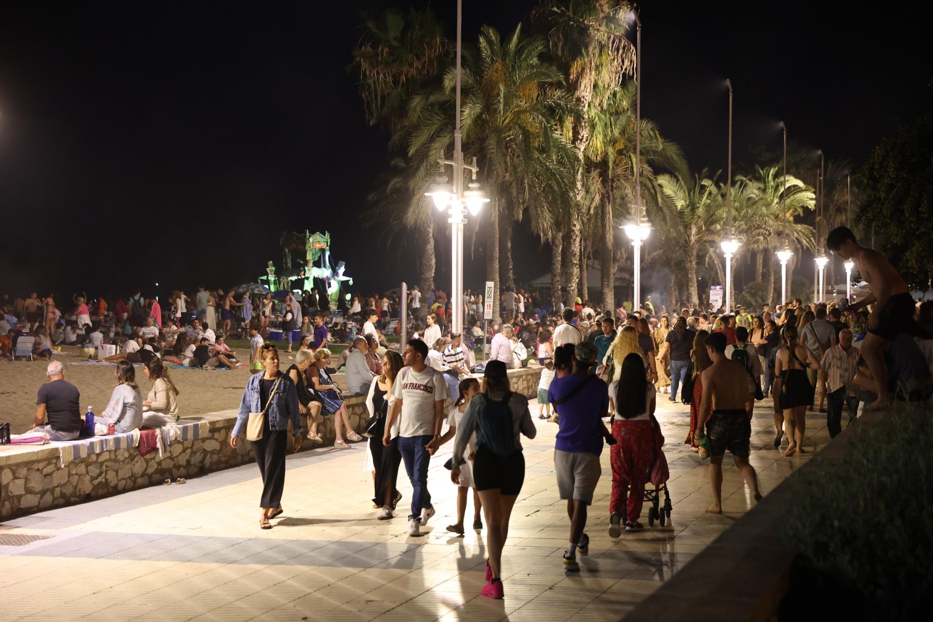La celebración de la noche de San Juan en Málaga, en imágenes