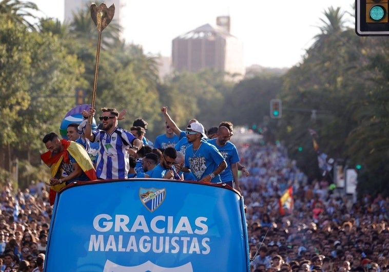 Los jugadores celebran con los aficionados el ascenso en el Paseo del Parque.