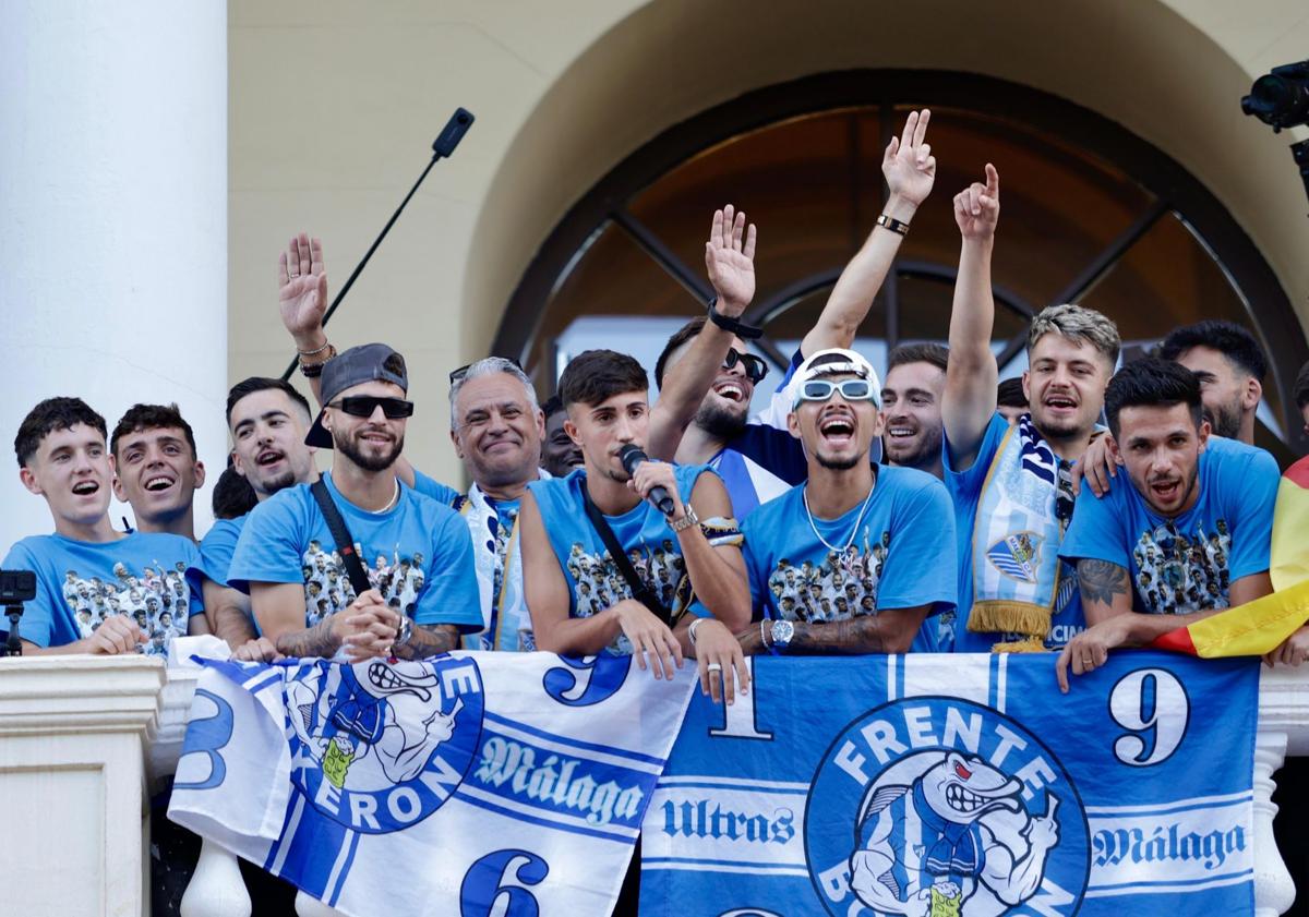 Imagen principal - Larrubia hizo de 'speaker' presentando a todo el equipo en el Ayuntamiento. Los jugadores entran al Ayuntamiento mientras chocan las manos de los aficionados. Las autoridades posan con la plantilla y la directiva del Málaga en el Ayuntamiento