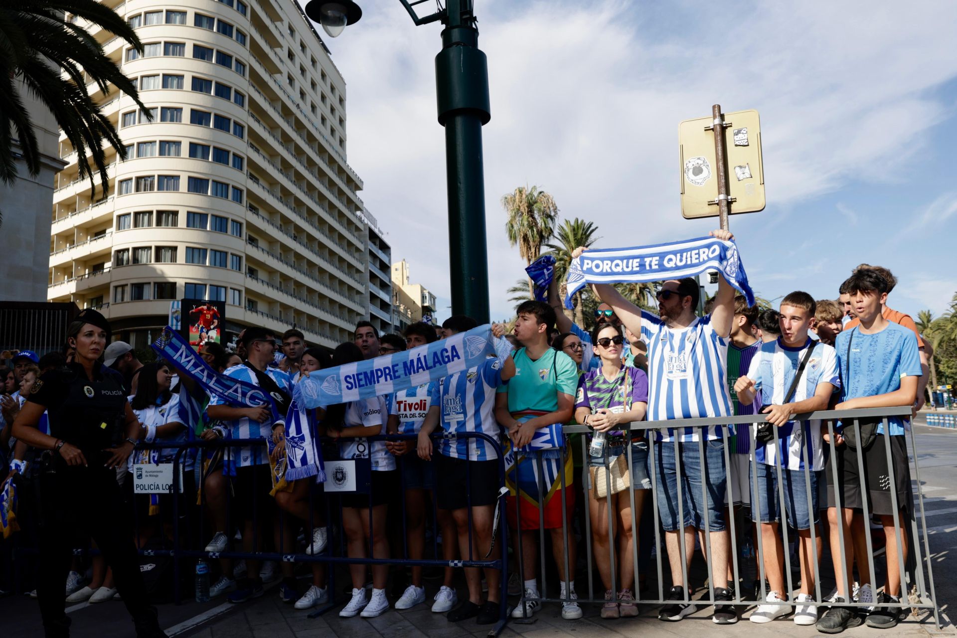 Aficionados malaguistas esperando al equipo en el Centro