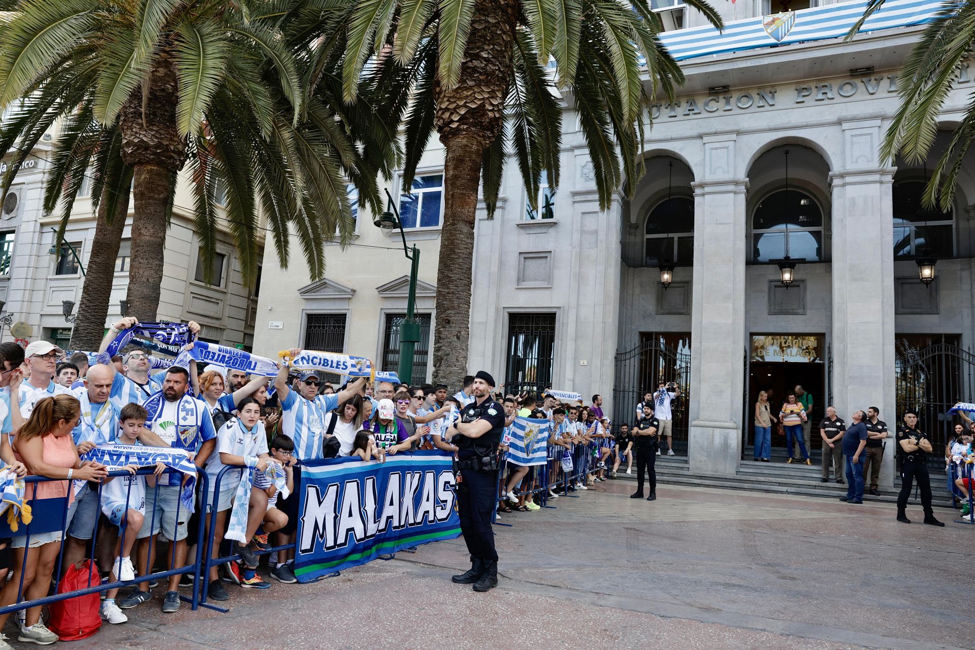 Aficionados malaguistas esperando al equipo en el Centro