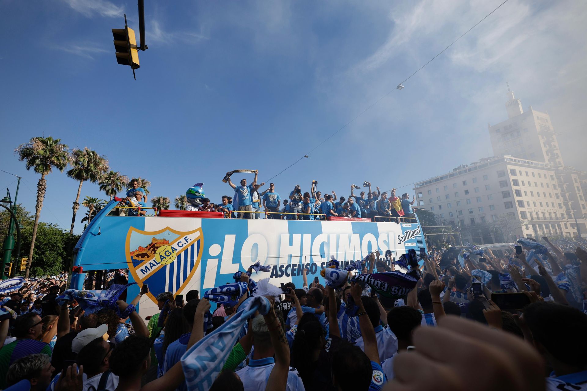 La celebración del ascenso del Málaga en la ciudad, en imágenes