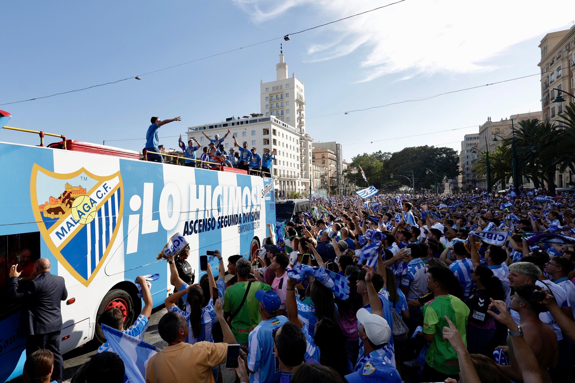 La celebración del ascenso del Málaga en la ciudad, en imágenes