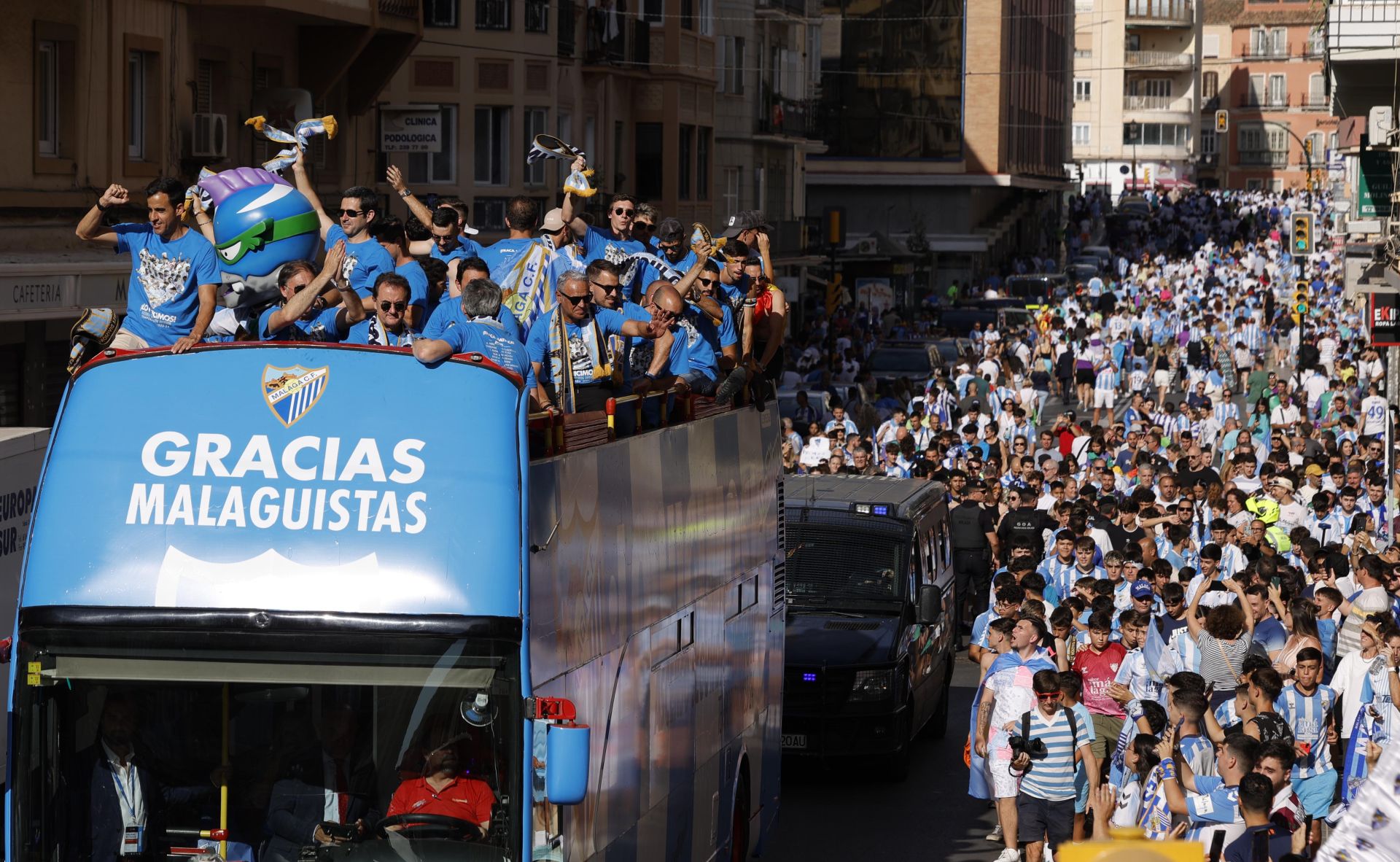 La celebración del ascenso del Málaga en la ciudad, en imágenes