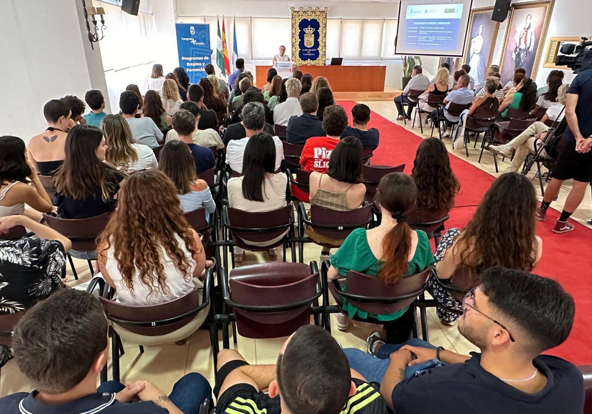 Presentación de los cursos en el Salón Real del Ayuntamiento.