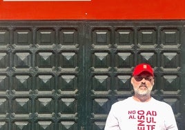 Juan Antonio Esteban Ruiz, en la puerta de la caseta del PSOE de Torremolinos.